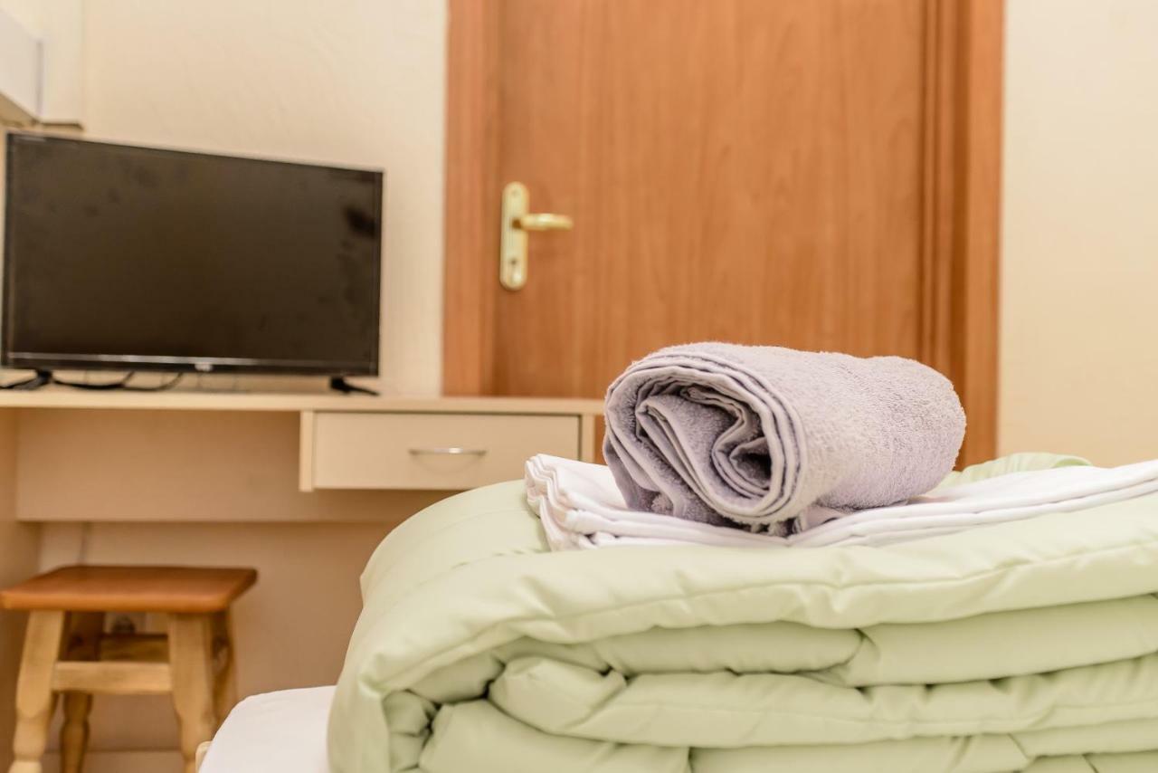 Globus Lipki Hostel Kiev Eksteriør bilde